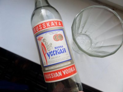 butylka_russkaja_vodka_i_stakan_granenyj_sssr_0_5ml.jpg